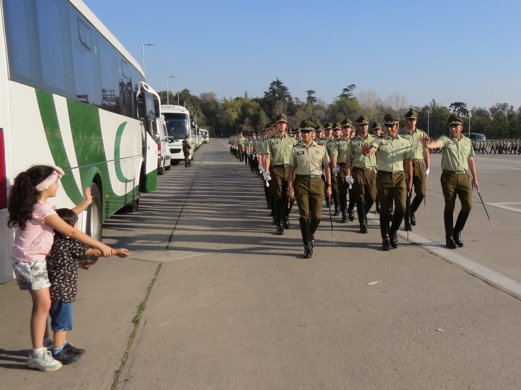 VERDE LEGIÓN Y EL NIÑO TOMADO DE SU MANO